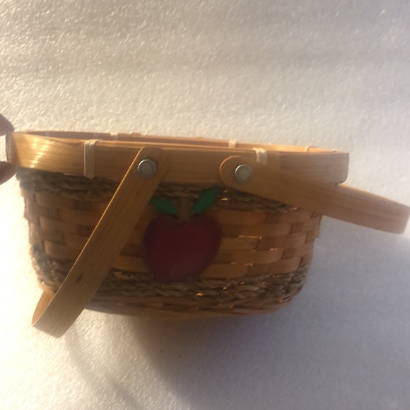Vintage Apple hand woven basket - Picture 14 of 16